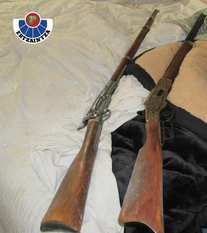 En el registro fueron incautadas dos armas largas.