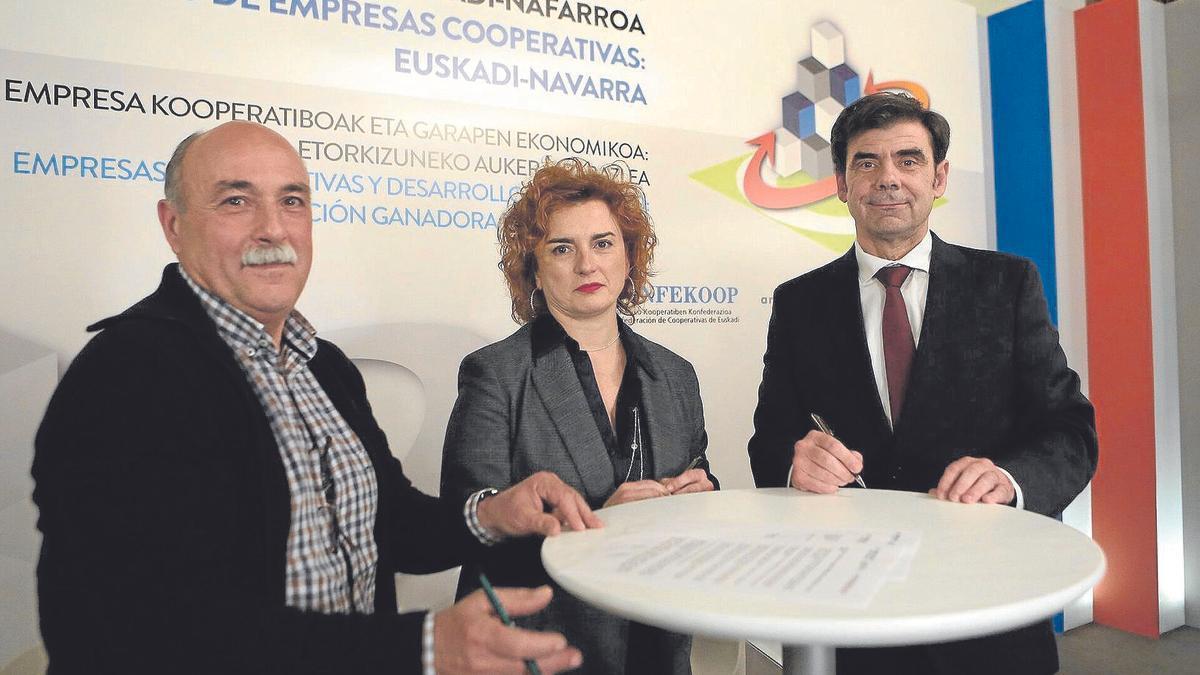 Firma del acuerdo entre las cooperativas de la CAV y de Navarra, ayer en Donostia.