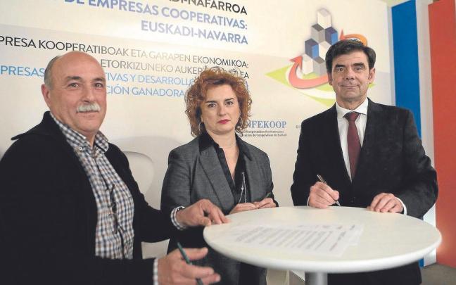 Firma del acuerdo entre las cooperativas de la CAV y de Navarra, ayer en Donostia. Firma del acuerdo entre las cooperativas de la CAV y de Navarra, ayer en Donostia.