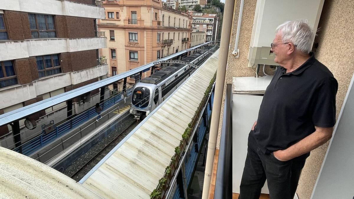 Luis Aldezabal, vecino de Pasai Antxo de 86 años, en el balcón de su casa desde donde ve pasar trenes desde hace medio siglo.