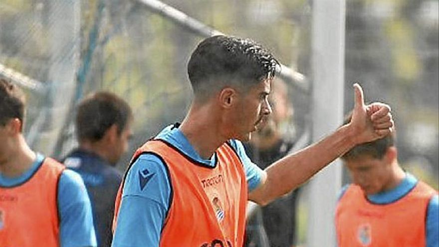 Carlos Fernández se retira del entrenamiento con un gesto de aprobación cuando le preguntan por sensaciones