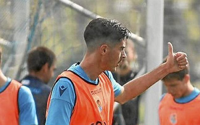 Carlos Fernández se retira del entrenamiento con un gesto de aprobación cuando le preguntan por sensaciones Carlos Fernández se retira del entrenamiento con un gesto de aprobación cuando le preguntan por sensaciones