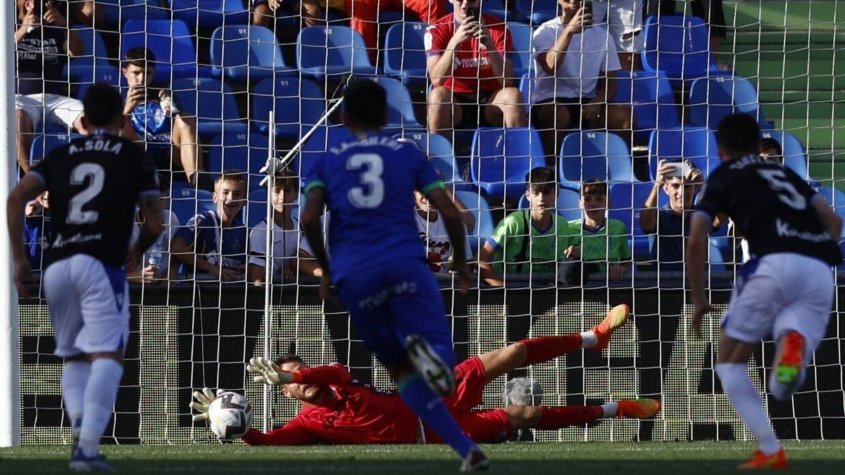 Remiro para el penalti lanzado por Borja Mayoral, del Getafe