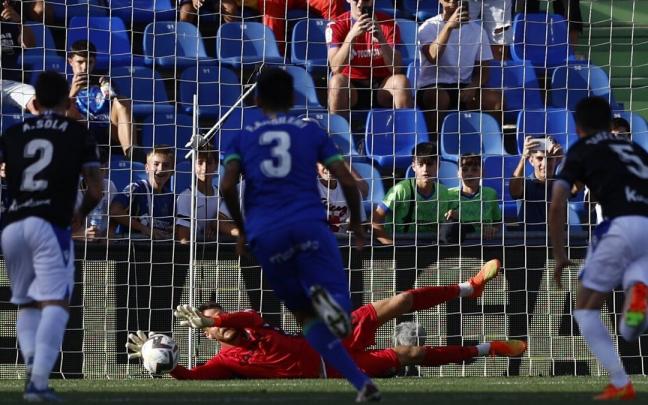 Remiro para el penalti lanzado por Borja Mayoral, del Getafe