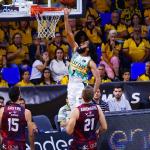 Adam Smith penetra a canasta ante el Tenerife.