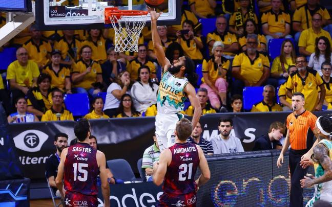 Adam Smith penetra a canasta ante el Tenerife.