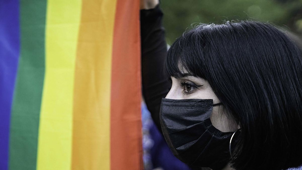 Una mujer sostiene una bandera LGTB durante unas protestas celebradas en Estambul.