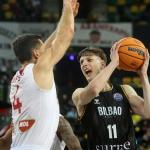 Agust&iacute;n Ubal penetra a canasta ante un rival.