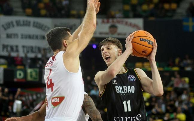 Agustín Ubal penetra a canasta ante un rival.