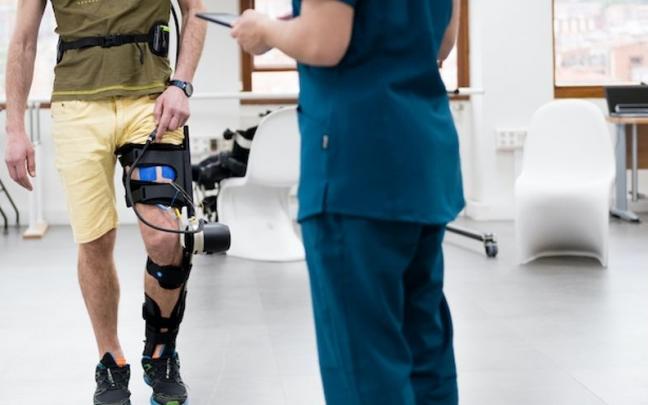 Tecnalia ha desarrollado un exoesqueleto robótico híbrido para la rehabilitación de la rodilla. Tecnalia ha desarrollado un exoesqueleto robótico híbrido para la rehabilitación de la rodilla.