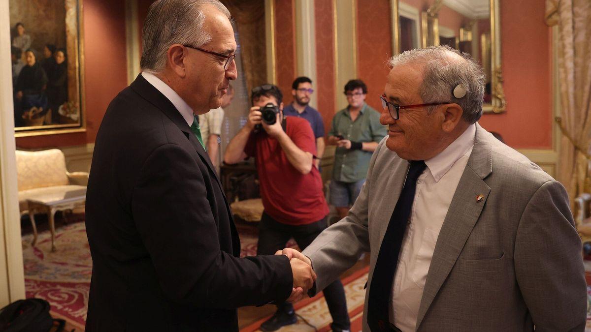 El alcalde de Pamplona, Enrique Maya, y el presidente del Club Atlético Osasuna, Luis Sabalza