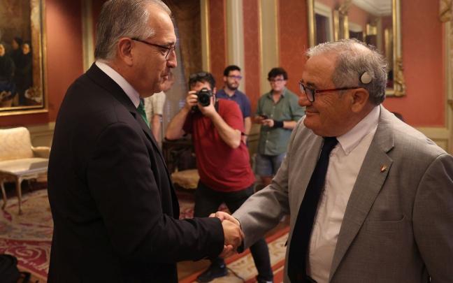 El alcalde de Pamplona, Enrique Maya, y el presidente del Club Atlético Osasuna, Luis Sabalza El alcalde de Pamplona, Enrique Maya, y el presidente del Club Atlético Osasuna, Luis Sabalza