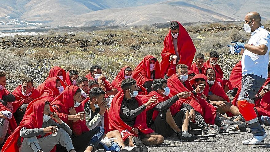 Un grupo de inmigrantes son atendidos a su llegada el jueves a Lanzarote. | FOTO: EFE