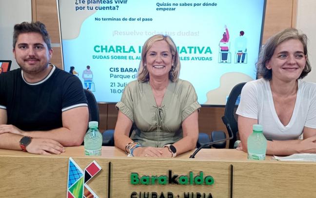 Del Campo junto al edil de Juventud, Jonathan Mart&iacute;n, y Usue Lorenz, representante de Orkestra .