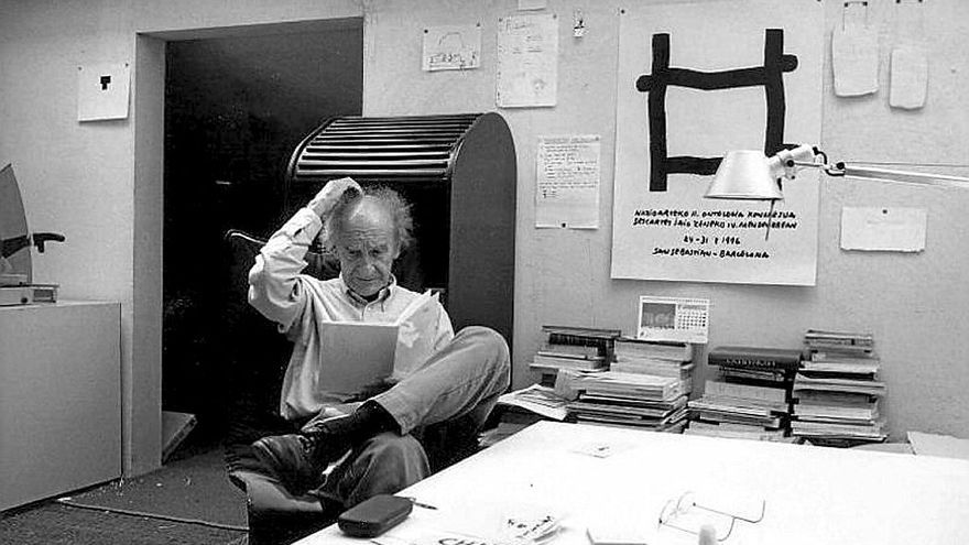 Eduardo Chillida en su estudio, en 1996. | FOTO: JESUS URIARTE