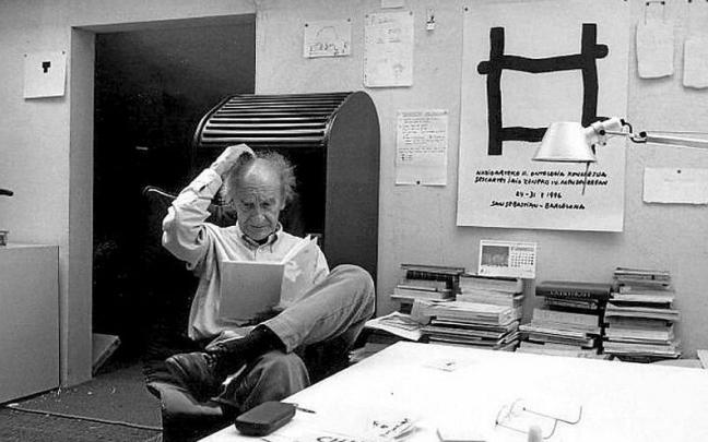 Eduardo Chillida en su estudio, en 1996. | FOTO: JESUS URIARTE