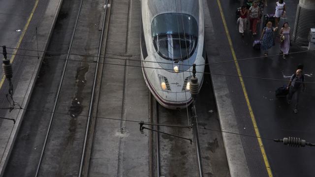 Varias personas en el and&eacute;n del AVE, en la estaci&oacute;n Puerta de Atocha.
