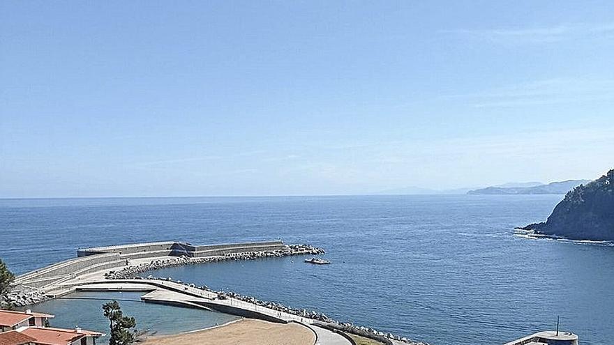 Vista del muelle de tambor, la playa y el dique de abrigo. | FOTO: J.LEON