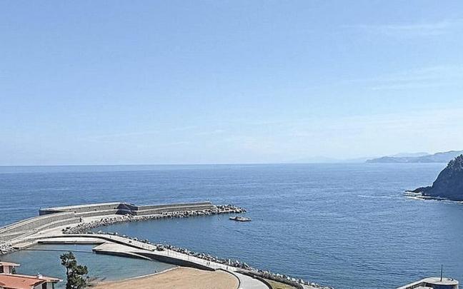 Vista del muelle de tambor, la playa y el dique de abrigo. | FOTO: J.LEON Vista del muelle de tambor, la playa y el dique de abrigo. | FOTO: J.LEON