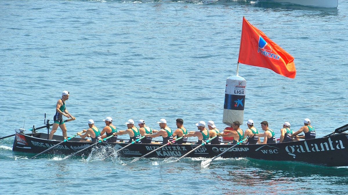 La trainera de Kaiku afronta una ciaboga durante la regata de Zierbena.