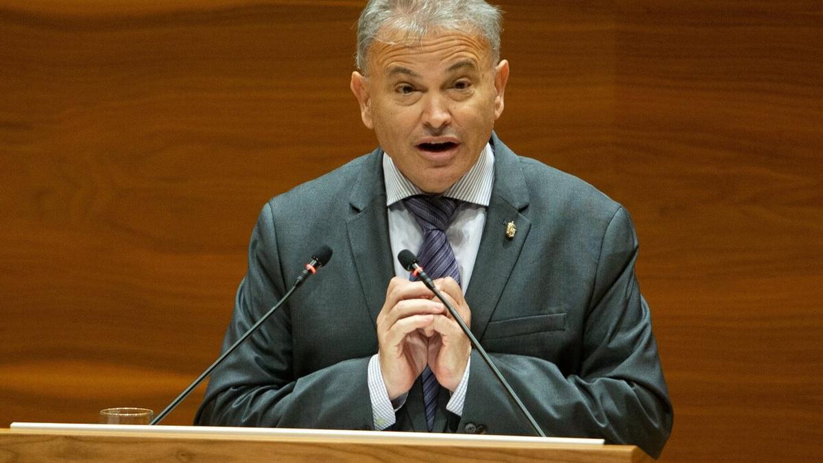 Pedro González, también parlamentario, en una intervención en el Parlamento