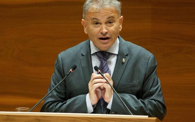Pedro Gonz&aacute;lez, tambi&eacute;n parlamentario, en una intervenci&oacute;n en el Parlamento