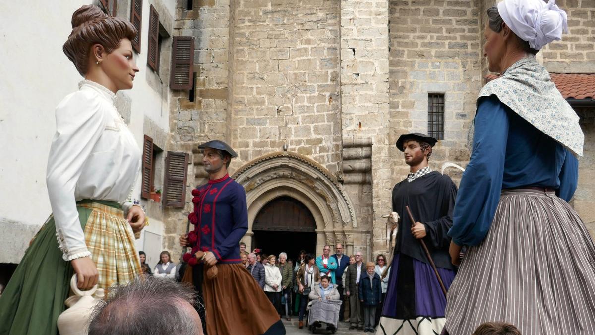 Los gigantes bailaron a la salida de la misa del día de la patrona.