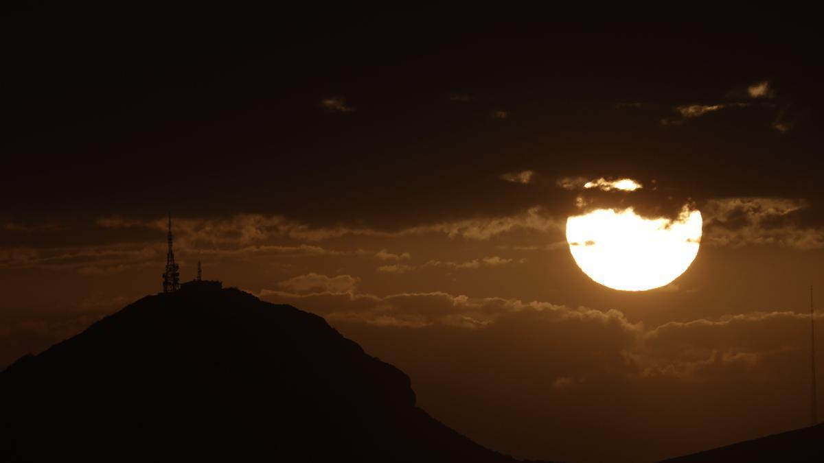 Amanecer el martes desde la Sierra del Perdón con la Higa de Monreal a la izquierda.