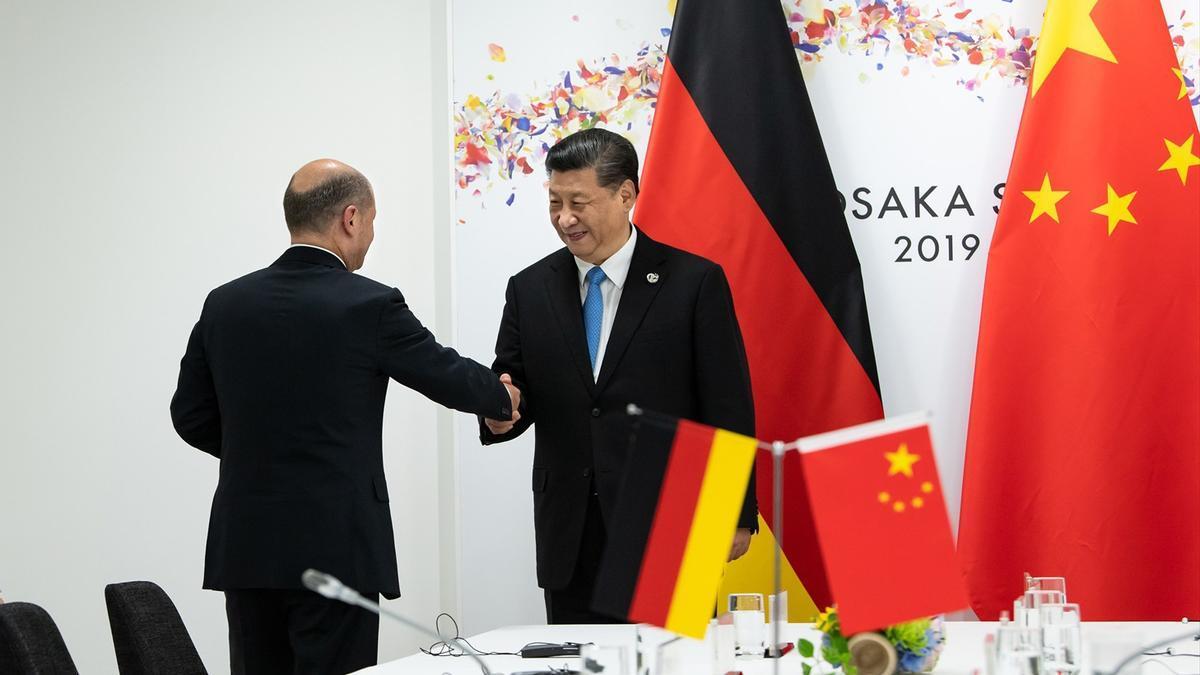 Xi Jinping saludando a Olaf Scholz.