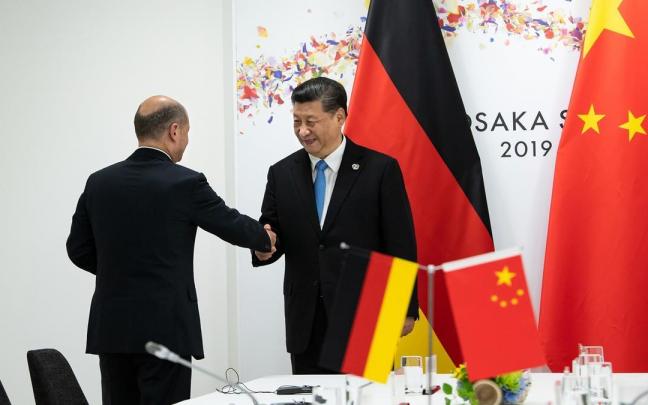 Xi Jinping saludando a Olaf Scholz.