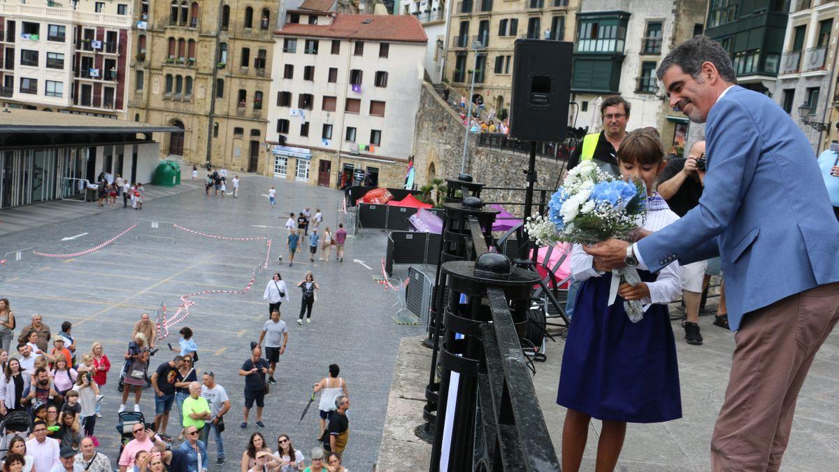 Goia deposita unas flores en recuerdo de las víctimas de 1813