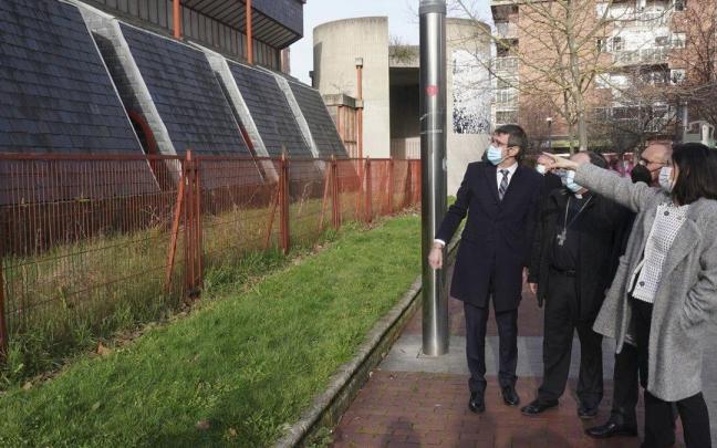 Visita de instituciones y del Obispo de Vitoria a la parroquia de Zaramaga.