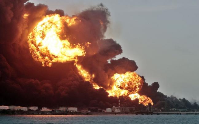 Grave incendio en un dep&oacute;sito de combustible en Cuba
