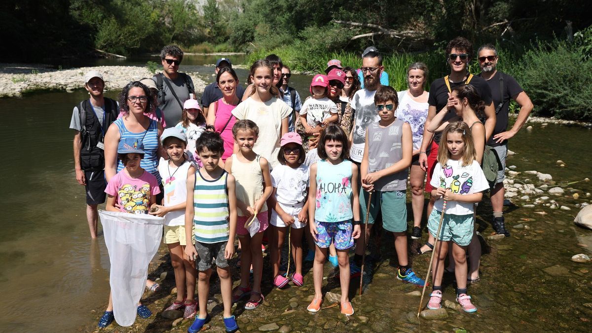 Foto de grupo de las personas que participaron en la actividad organizada por la Mancomunidad, especializada en el análisis del medio ambiente.