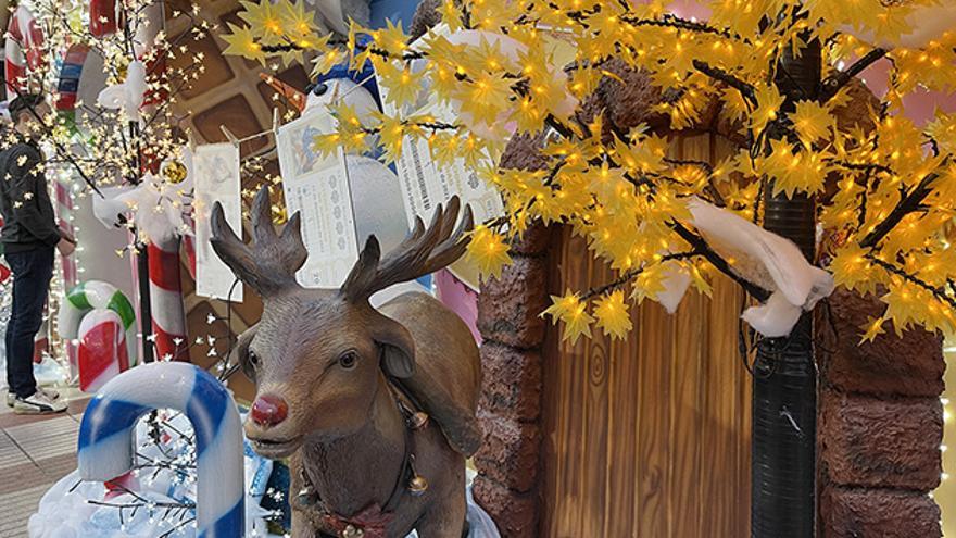 El reno no falta en la cuidada decoración exterior del local