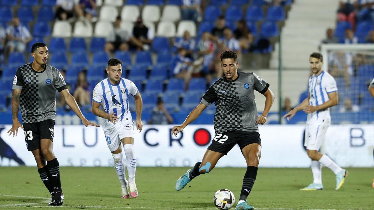 Abdel Abqar, durante el duelo que disputaron el Leganés y el Alavés en la primera jornada del campeonato liguero.