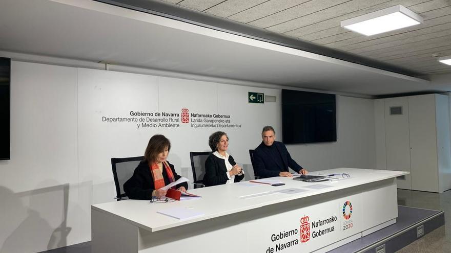Luc&iacute;a Ram&iacute;rez (UPNA), Itziar G&oacute;mez (consejera) y Jos&eacute; Mar&iacute;a Gonz&aacute;lez de Diego (CSIC).
