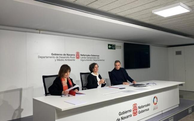 Luc&iacute;a Ram&iacute;rez (UPNA), Itziar G&oacute;mez (consejera) y Jos&eacute; Mar&iacute;a Gonz&aacute;lez de Diego (CSIC).