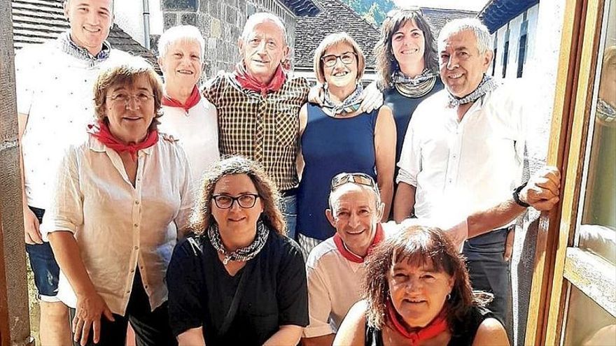 Protagonistas del día y corporación municipal en el balcón en el inicio de las fiestas.