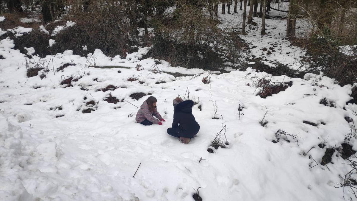 La nieve en Urkiola y Barazar atrae a las familias este domingo