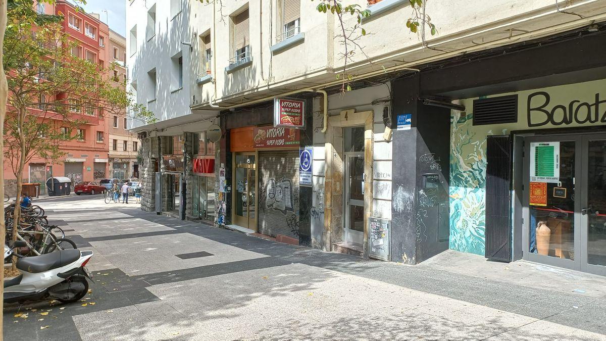 El kebab está en la Plaza Aldabe de Vitoria, junto a la sala Baratza.