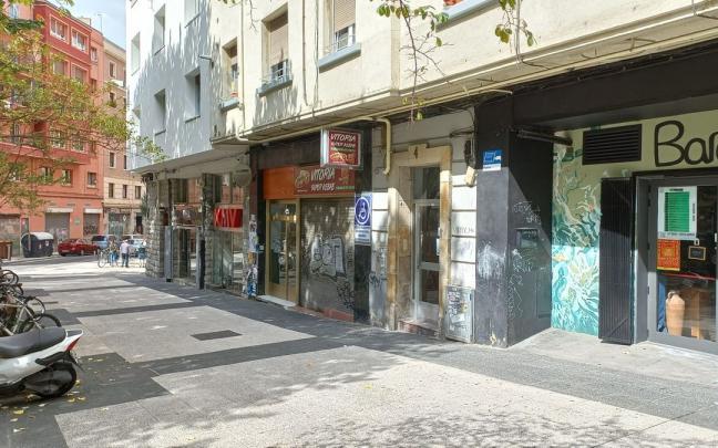 El kebab está en la Plaza Aldabe de Vitoria, junto a la sala Baratza. El kebab está en la Plaza Aldabe de Vitoria, junto a la sala Baratza.