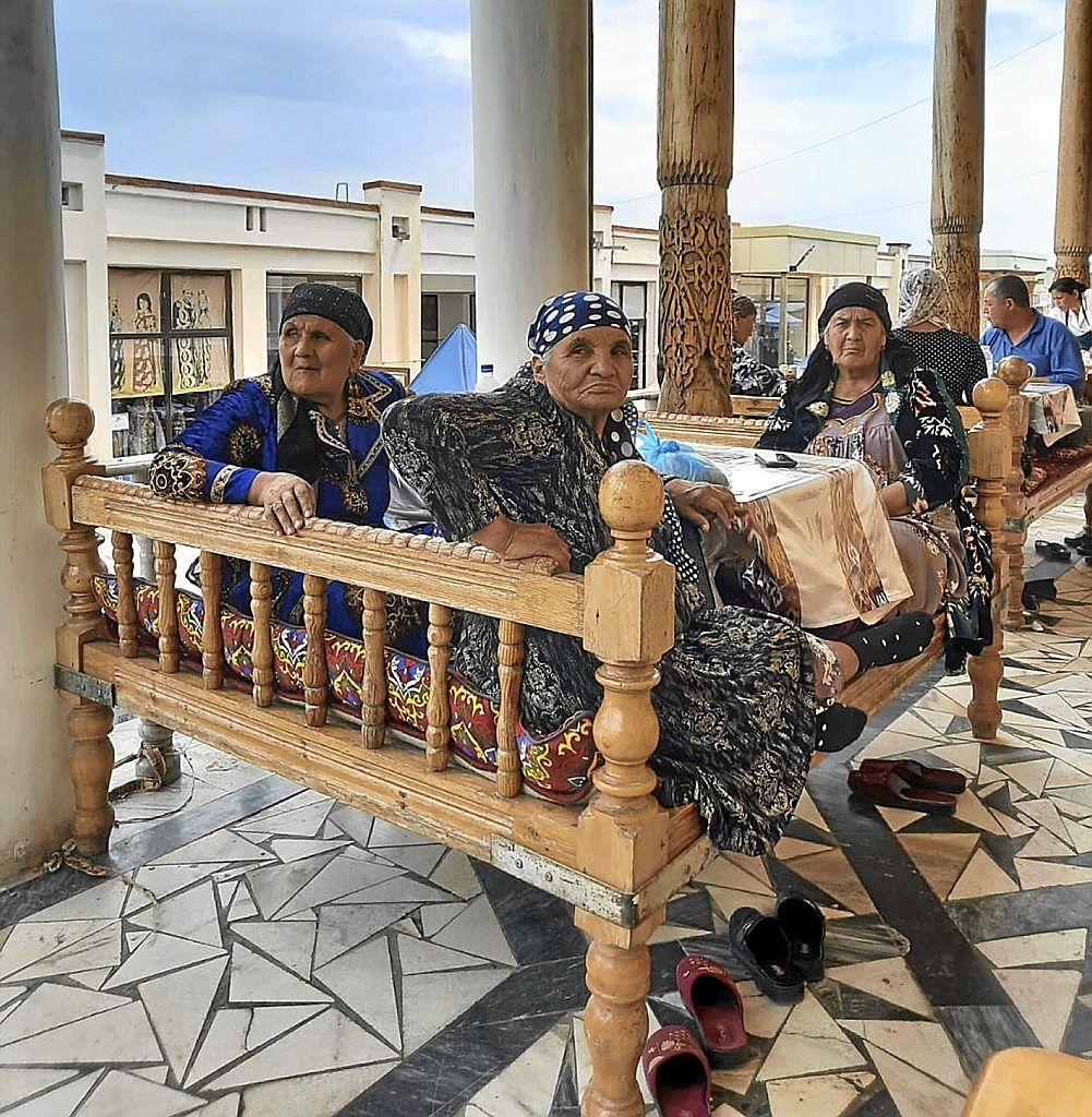 Un grupo de mujeres uzbekas, tomando el té.