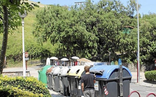 Zumaiar bat kenduko duten edukiontzia erabiltzen. | ARGAZKIA: P. AMUNDARAIN