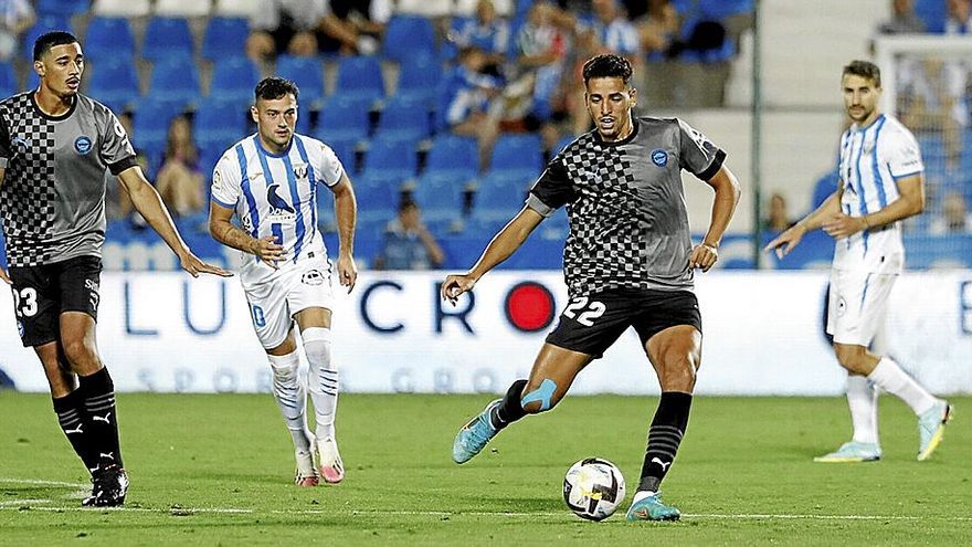 Abqar se dispone a pasar el balón durante el último encuentro entre el Leganés y el Alavés en Butarque.