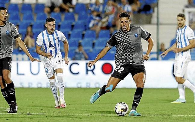 Abqar se dispone a pasar el balón durante el último encuentro entre el Leganés y el Alavés en Butarque.