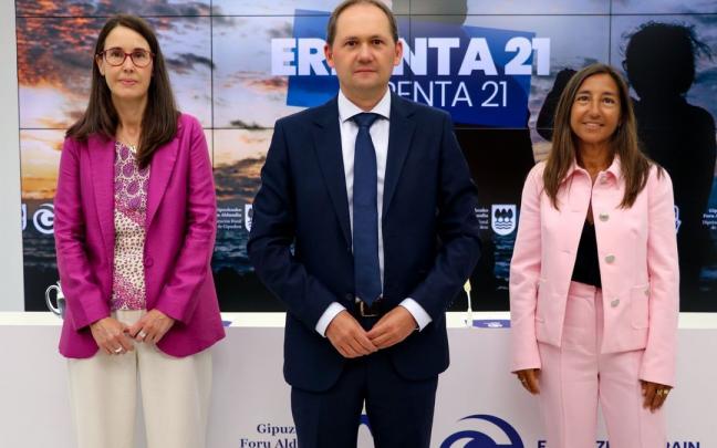 Irune Yarza, Jokin Perona y Yolanda Dom&iacute;nguez han presentado el balance de la campa&ntilde;a de la renta 2021