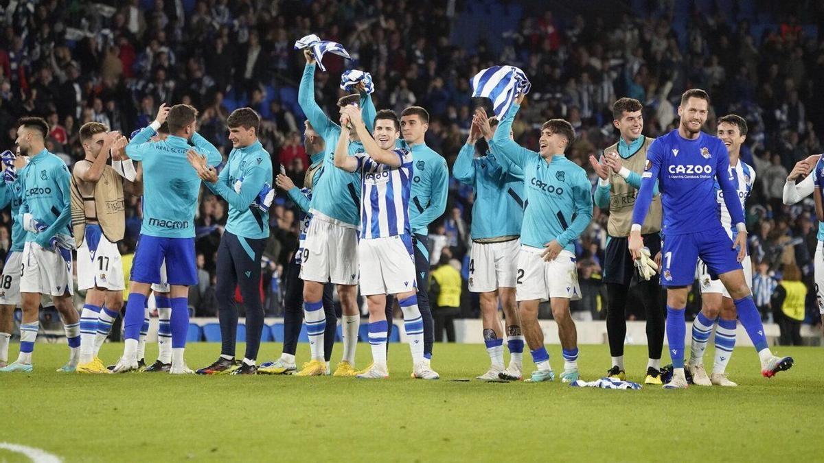 Los jugadores realistas celebran la clasificación directa a los octavos de final de la Europa League tras la derrota contra el Manchester United en Anoeta el pasado 3 de noviembre.