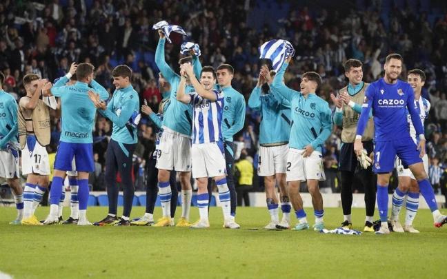 Los jugadores realistas celebran la clasificación directa a los octavos de final de la Europa League tras la derrota contra el Manchester United en Anoeta el pasado 3 de noviembre. Los jugadores realistas celebran la clasificación directa a los octavos de final de la Europa League tras la derrota contra el Manchester United en Anoeta el pasado 3 de noviembre.