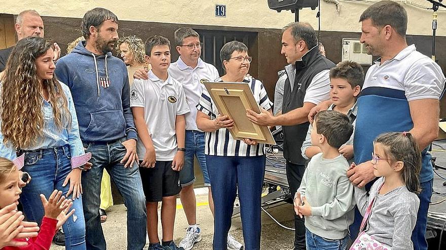 Los familiares de José Alberto Rivas Campo observando el cuadro que les regalaron.